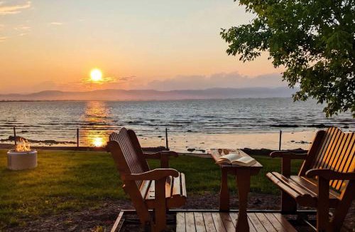 Cap-Saint-Ignace Ski Chalet | Chalet Studio #1 Waterfront with Spa Fireplace & Wifi