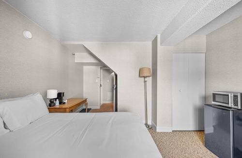 Saint-Sauveur Hotel | Chambre Lit Queen avec balcon 01