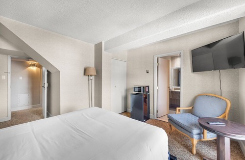 Saint-Sauveur Hotel | Chambre Lit Queen avec balcon 01
