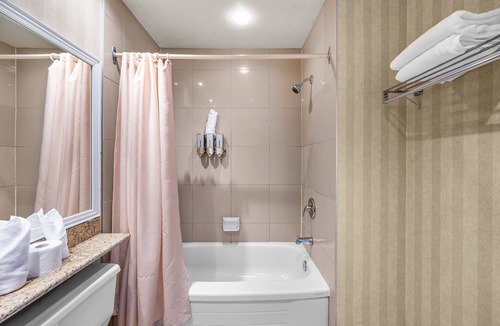 Saint-Sauveur Hotel | Chambre Lit Queen avec balcon 01