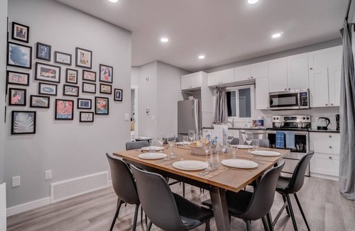 North Central Edmonton Apartment | Chandler - Central 5 Bdrm Home, Workspaces & Wifi