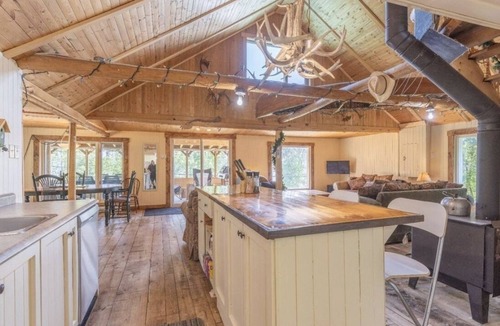 Saint-Michel-des-Saints Ski Chalet | Charmant Chalet au Lac Taureau Idéal Pour Motoneiges ou Bateau. Quai Privé