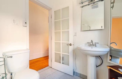 Parc Extension Apartment | 🍁 Charmant Appart Rustique | 7 Couchages| Métro Parc & Parc Jarry. Pet friendly