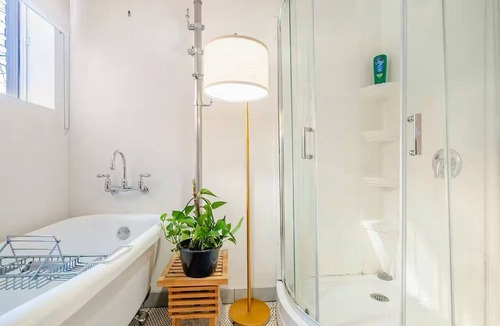 Parc Extension Apartment | 🍁 Charmant Appart Rustique | 7 Couchages| Métro Parc & Parc Jarry. Pet friendly
