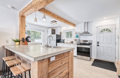 Saint-Gabriel-de-Brandon Ski Chalet | Charming chalet with access and view of the lake!