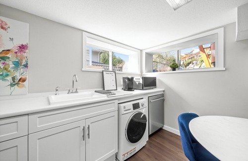Upper Lonsdale House | Charming 1-bedroom private suite in Upper North Vancouver