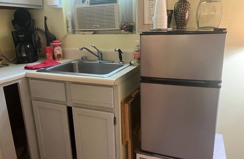 Pilot Mountain Cottage | Charming 1-bedroom cottage with WiFi, AC in quaint Pilot Mountain.