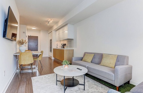 Wellington Place Apartment | Charming 2-bedroom apartment with WiFi, AC near CN tower