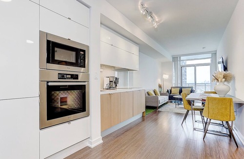 Wellington Place Apartment | Charming 2-bedroom apartment with WiFi, AC near CN tower