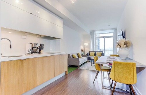 Wellington Place Apartment | Charming 2-bedroom apartment with WiFi, AC near CN tower