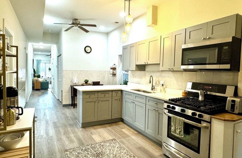 East Garfield Park Apartment | Charming 2-bedroom apartment in hip Chicago