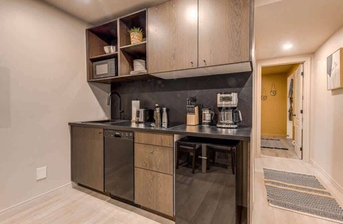 Vieux-Quebec-Cap-Blanc-colline Parlementaire Apartment | Charming 2-Bedroom in Historic Old Quebec