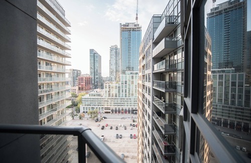 Toronto Entertainment District Apartment | Charming 2-BR Condo in DR Toronto