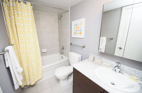 Toronto Entertainment District Apartment | Charming 2-BR Condo in DR Toronto