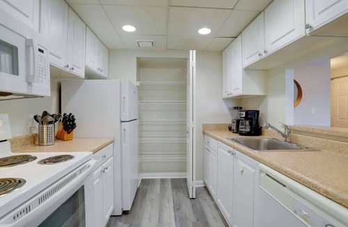 Crystal City Apartment | Charming 2BR Apt in Great Location