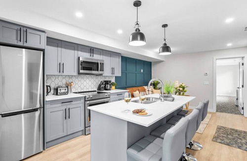 Canmore Villa | Charming 2BR Haven in Canmore Near DT and Banff