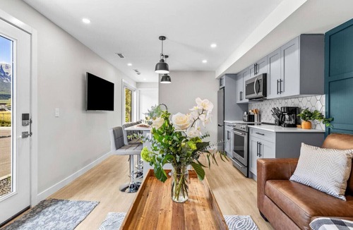 Canmore Villa | Charming 2BR Haven in Canmore Near DT and Banff