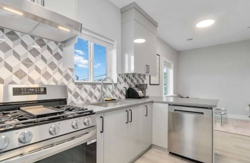 Sunset House | Charming 2BR Lane Way Home