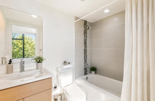 Gastown Apartment | Charming 2BR Suite in Gastown Close to Waterfront SkyTrain Station