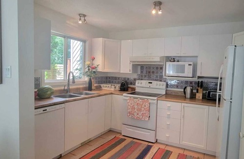 Hull House | Charming 3 BDRM house private garden minutes from dwtn Ottawa and Gatineau park