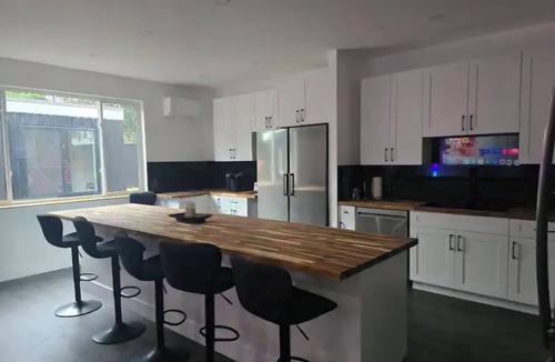 Duncan Bed & Breakfast | Charming 3-bedroom house with AC and WiFi in Duncan
