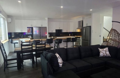 Duncan Bed & Breakfast | Charming 3-bedroom house with AC and WiFi in Duncan