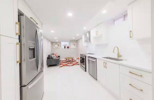 Markham House | Charming 4-bedroom house in brilliant Markham with AC, WiFi