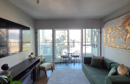 Crosstown Apartment | Charming Abode Downtown Vancouver