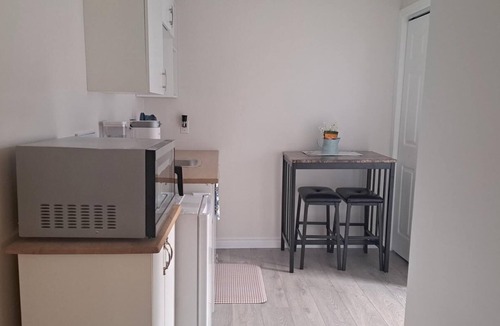 Wheatley Apartment | Charming apartment Walk to Beach & Marina Spacious Bedroom