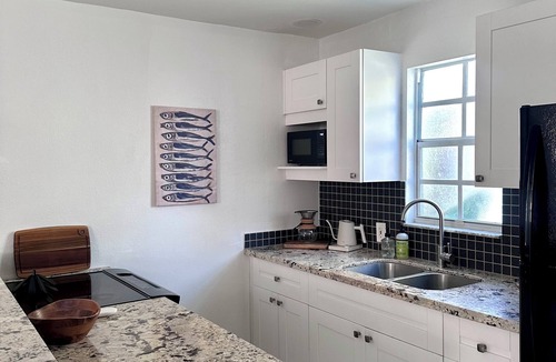 Lake Ridge Cottage | Charming backyard cottage in Ft Lauderdale w/backyard BBQ and fire pit