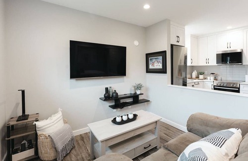 Saanich Apartment | Charming Carriage Home