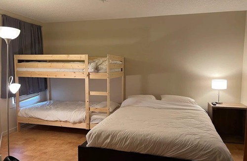 Cougar Creek Condo | Charming, Cozy 2BR for 8 - Balcony BBQ Gym Hot Tub - Quiet and convenient
