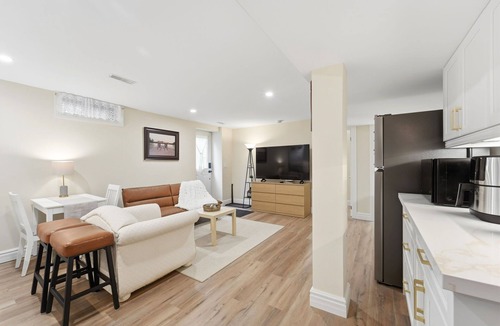 Whitby House | Charming Cozy Lower-Level Suite in a Quiet Area