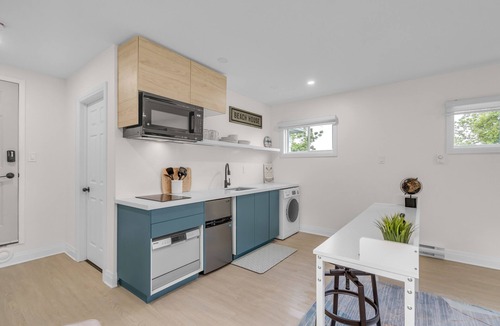 Port Hope House | Charming Lakeside Breeze By The Lake