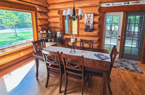 Revelstoke Ski Chalet | Charming Log Chalet Getaway with Wood Fireplace and Hot Tub – 1 km from Resort