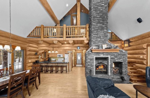 Revelstoke Ski Chalet | Charming Log Chalet Getaway with Wood Fireplace and Hot Tub – 1 km from Resort