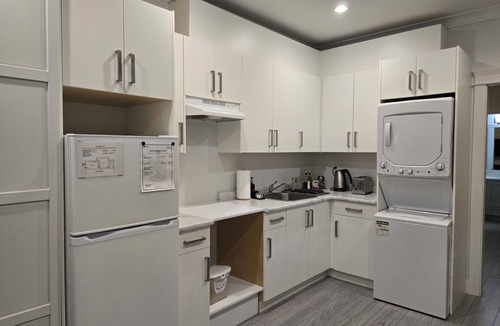 Burnaby House | Charming Queen BR Guesthouse in North Burnaby