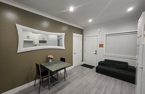 Burnaby House | Charming Queen BR Guesthouse in North Burnaby