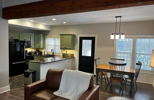 Fowler Lake House | Charming Rustic cabin w/Jacuzzi at Fowler Lake, SK