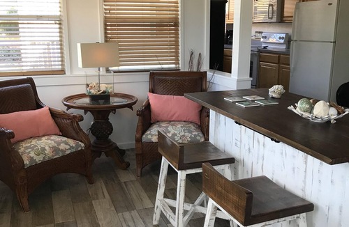 Ormond-by-the-Sea House | Charming Starfish Cottage! Walk to the beach and the river!