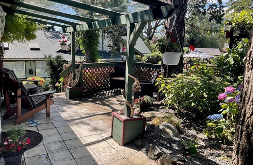 Saanich West Cottage | Charming Studio Garden Cottage in Quiet Neighbourhood