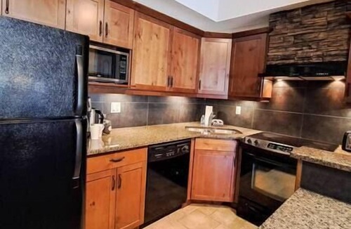 East Kootenay Condo | Charming top floor 4 bdrm condo - mountain views!