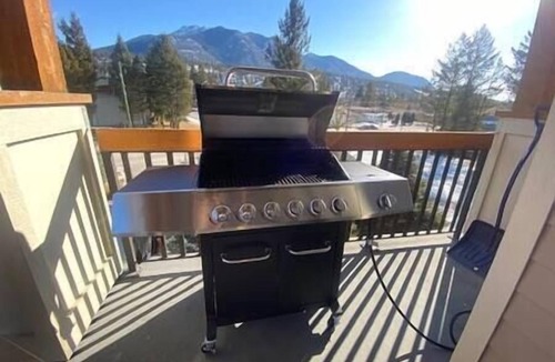 East Kootenay Condo | Charming top floor 4 bdrm condo - mountain views!