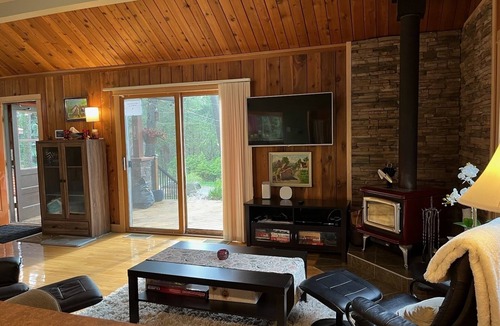 East Kootenay Cabin | Cheerful 3 bedroom cabin with indoor fireplace