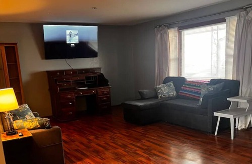 Collingwood House | Cheerful Family Home Close To Ski Hills