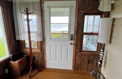 Clarence-Rockland Cottage | Cheerful riverfront cottage with dream views