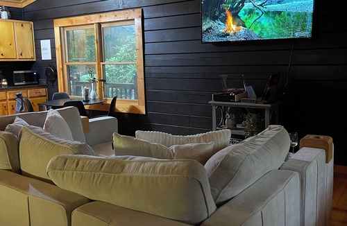 Hidden Lake Cabin | Cherry Log Chic - Perfectly Positioned Between Blue Ridge & Ellijay