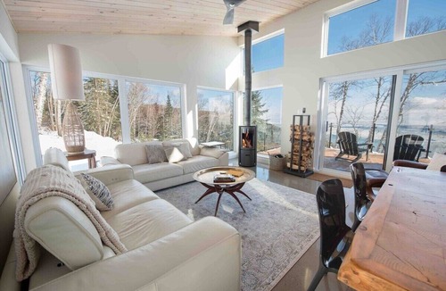 Les Eboulements Ski Chalet | Chez Annie 215: Panoramic Views & Hot Tub
