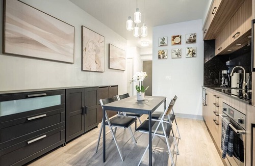 Alexandra Park Condo | Chic 1BR+Den Condo Queen West Walk Everywhere!
