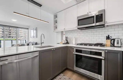 Sunnyside Apartment | Chic 1BR Kensington unit W/Free UG Parking